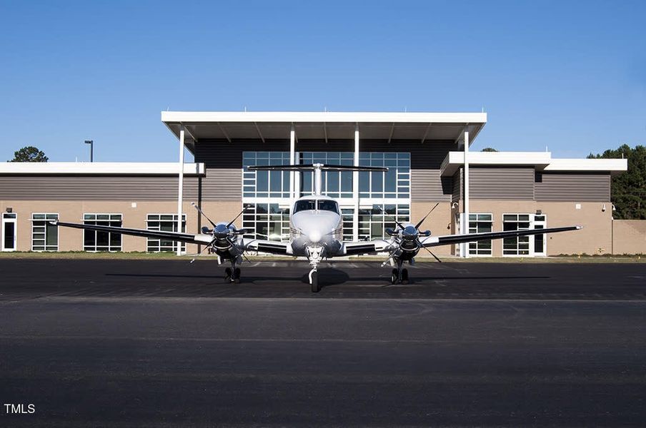 airport_withplane0-0a843aa35056b3a_0a843