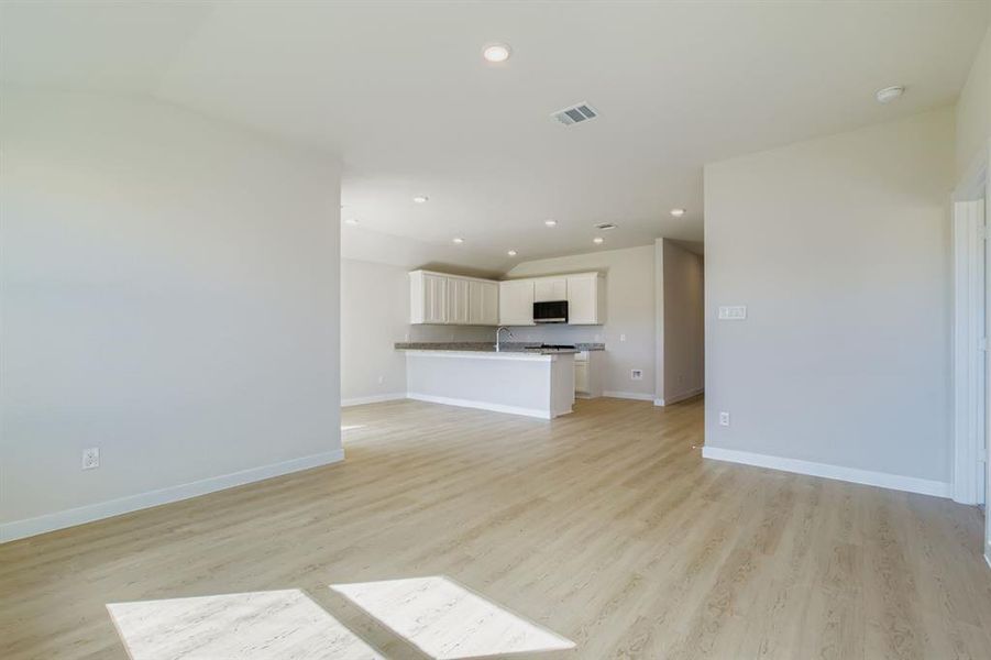 Spacious, unfurnished interior of a new home in Middlefield Village, Dallas (Image 11).