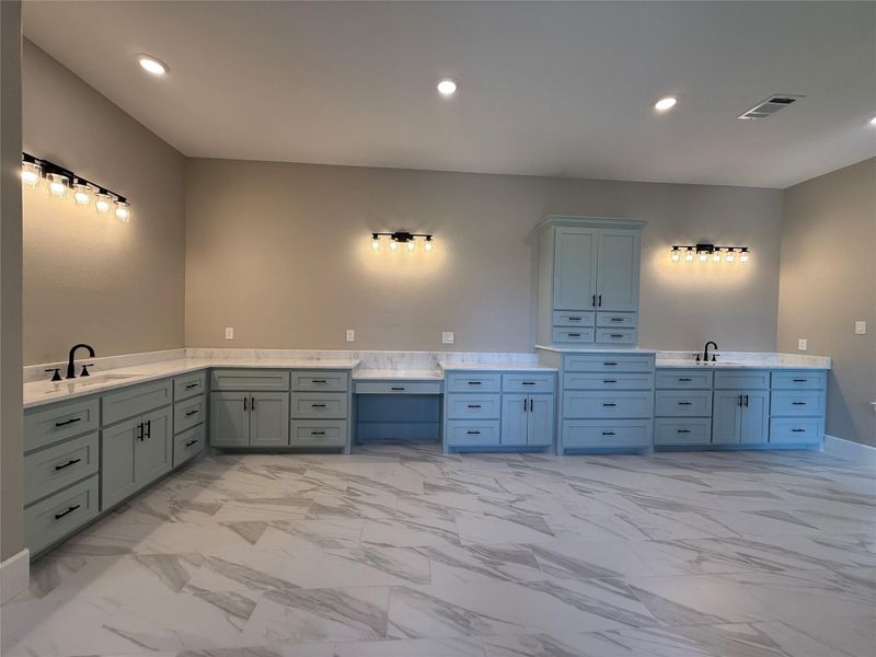 Master Bathroom Master Bathroom