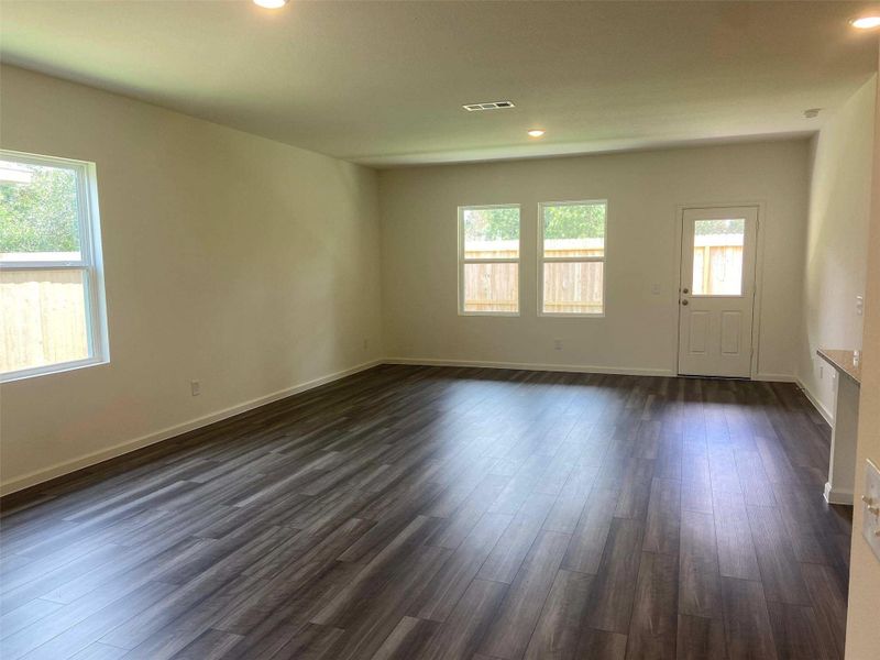 Spacious, unfurnished interior of a new home in Sunterra Lakes, Brookshire (Image 17).