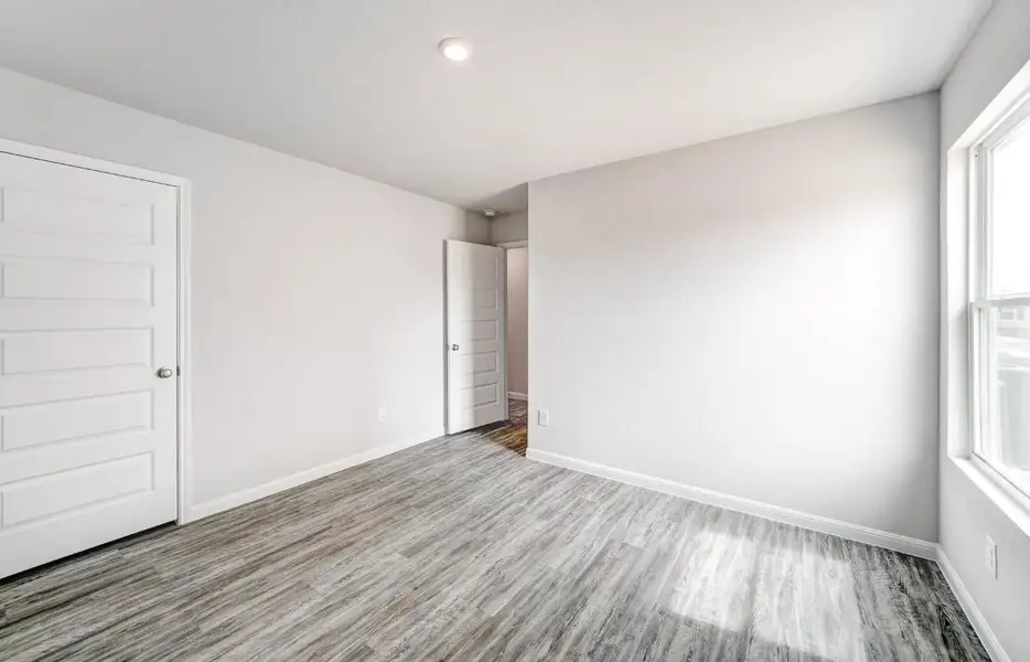 Spacious, unfurnished interior of a new home in Redland Estates, Lufkin (Image 5).