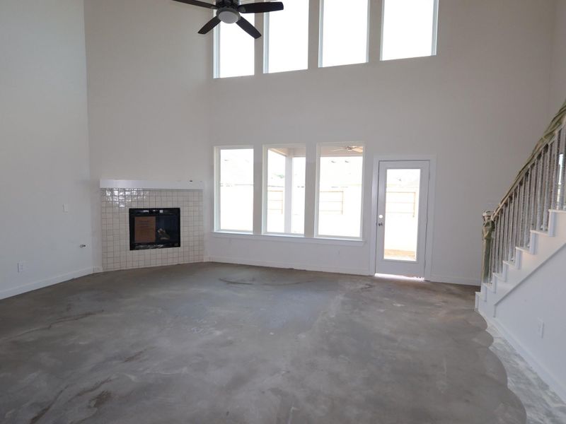 Spacious, unfurnished interior of a new home in Sorella, Tomball (Image 4).