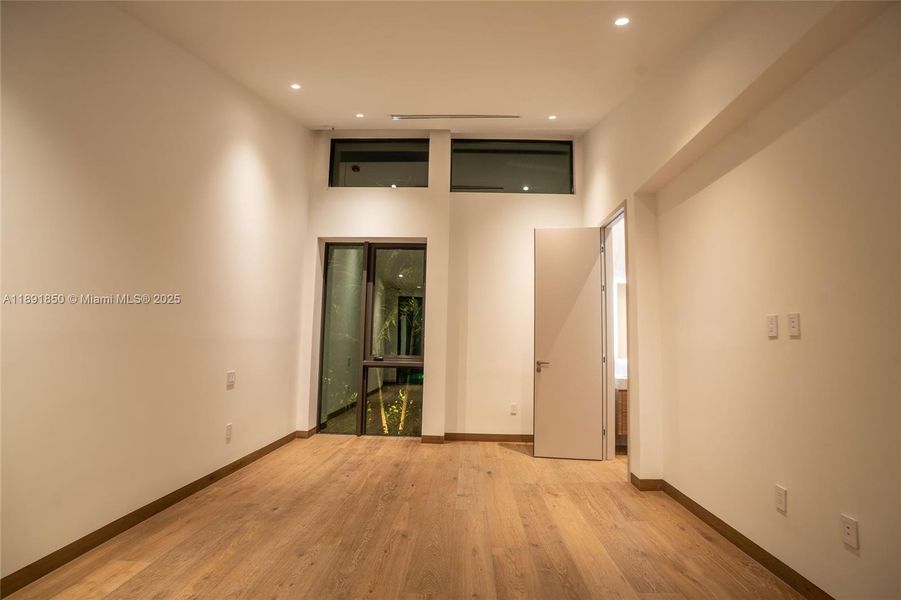 Spacious, unfurnished interior of a new home in , Coral Gables (Image 15).