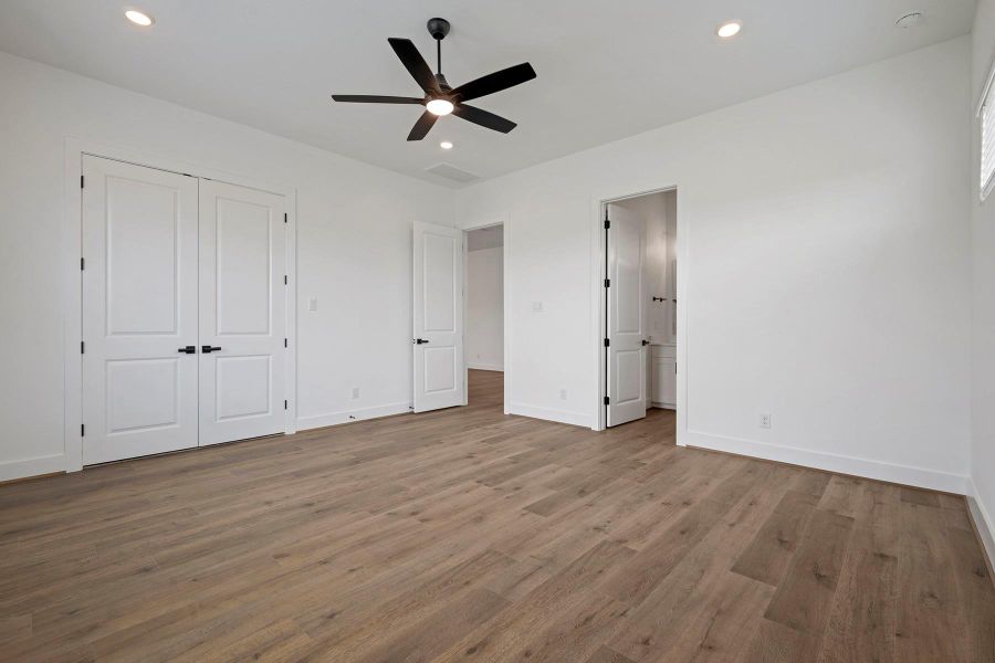 Spacious, unfurnished interior of a new home in Hallimore Ranch, Rosenberg (Image 16).