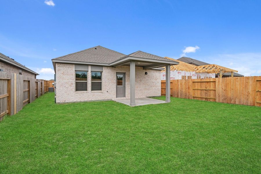 Exterior details and patio area of a home in Creekhaven, Rosharon (Image 3).