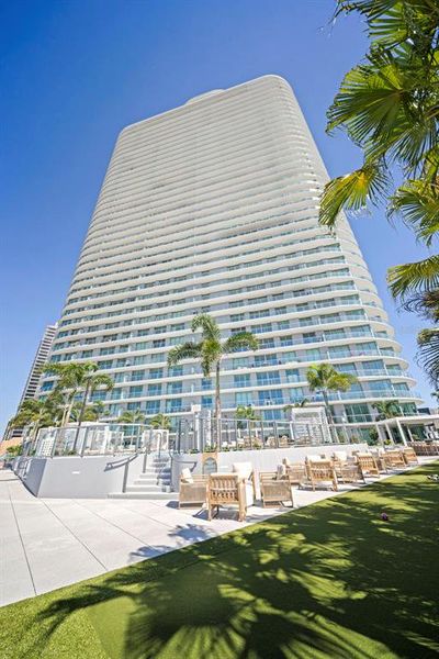 Condo located in St. Petersburg, FL showcasing its design and architecture (Image 65).