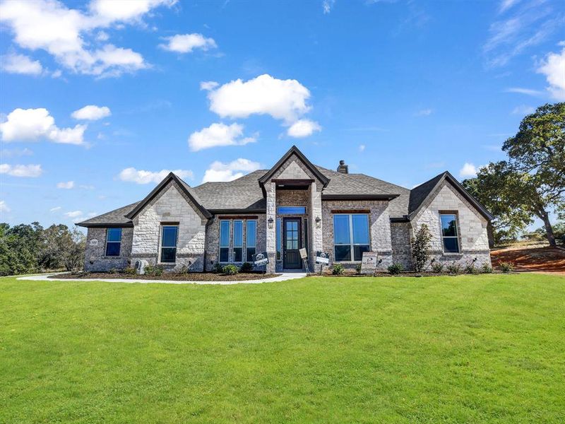 View of front of property featuring a front yard