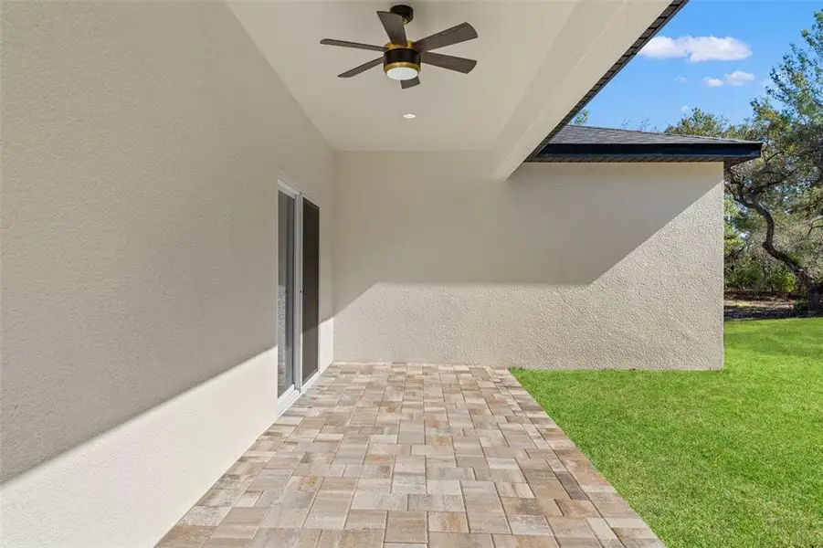 Exterior details and patio area of a home in , Weeki Wachee (Image 4).