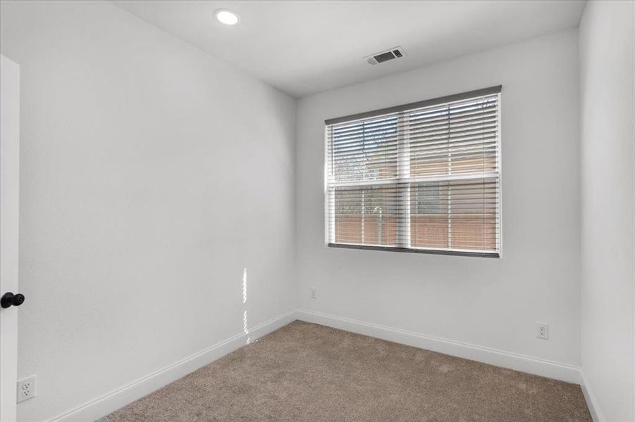 Spacious, unfurnished interior of a new home in , Sherman (Image 23).