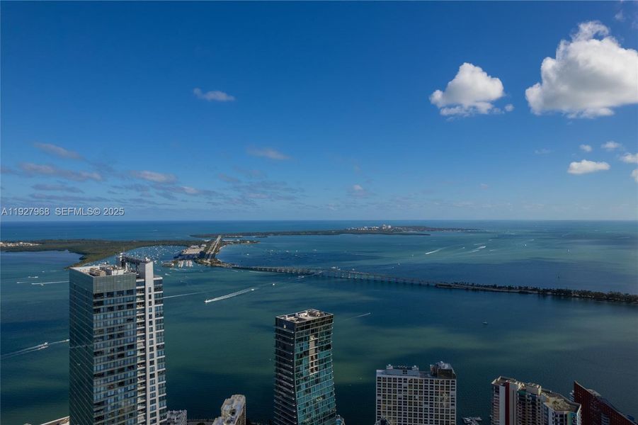 Condo located in Miami, FL showcasing its design and architecture (Image 2). Condo located in Miami, FL showcasing its design and architecture (Image 2).