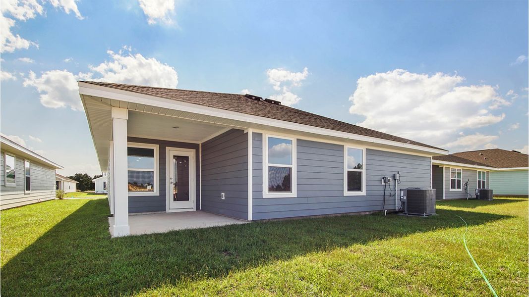 Representative exterior details of a home built from the Lakeside by D.R. Horton in Owl's Head Farms, Freeport (Image 3).