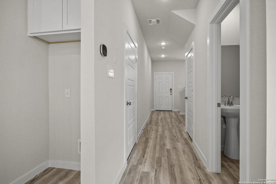 Spacious, unfurnished interior of a new home in Rosemont Hill, San Antonio (Image 21).