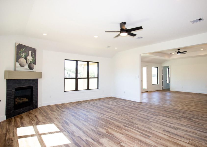 Spacious, unfurnished interior of a new home in , Hempstead (Image 16).
