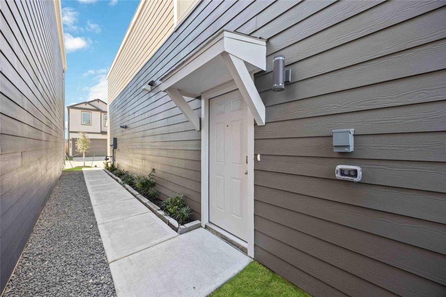Exterior details and patio area of a home in Mansfield Estates, Houston (Image 3).
