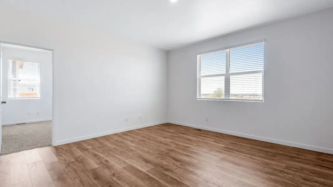 Spacious, unfurnished interior of a new home in Lakeside Canyon, Mead (Image 12).