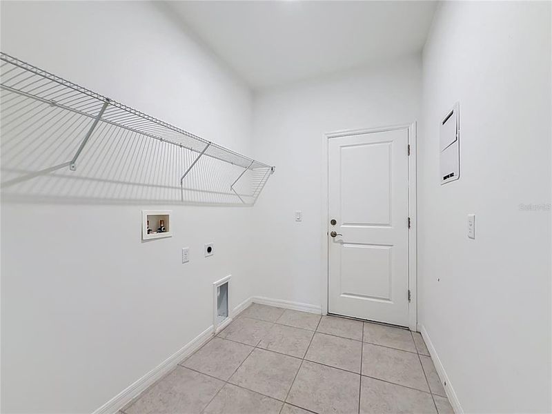 Spacious, unfurnished interior of a new home in , Mascotte (Image 31).
