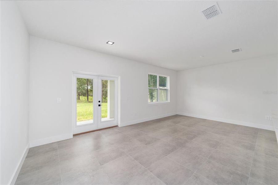 Spacious, unfurnished interior of a new home in , Ocala (Image 28).