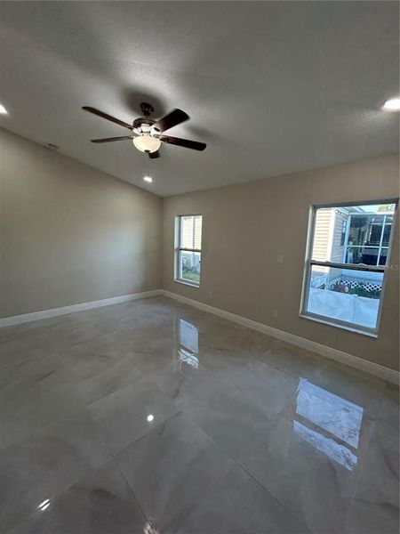 Spacious, unfurnished interior of a new home in , Tampa (Image 29).