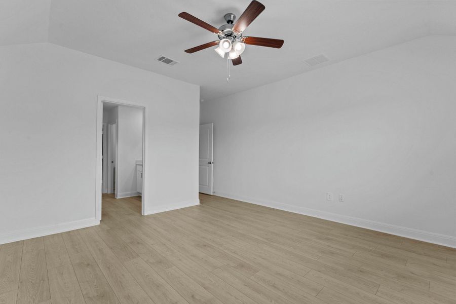 Spacious, unfurnished interior of a new home in Riverview, Georgetown (Image 25).