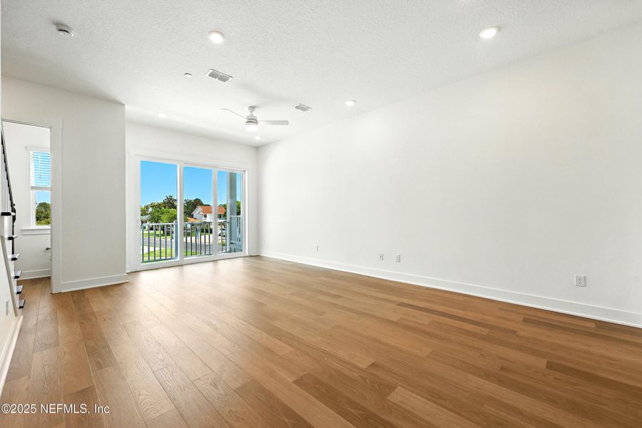 Spacious, unfurnished interior of a new home in , Jacksonville Beach (Image 28).