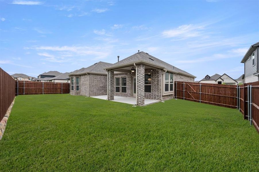 Exterior details and patio area of a home in Llano Springs, Fort Worth (Image 4).