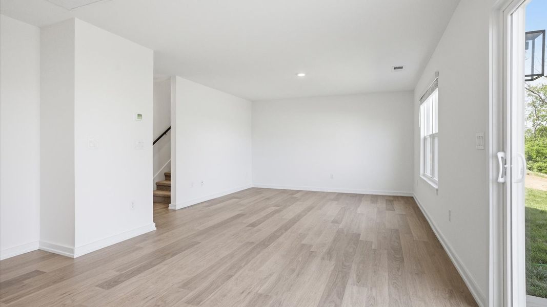 Spacious, unfurnished interior of a new home in Oak Hill, Vonore (Image 21).