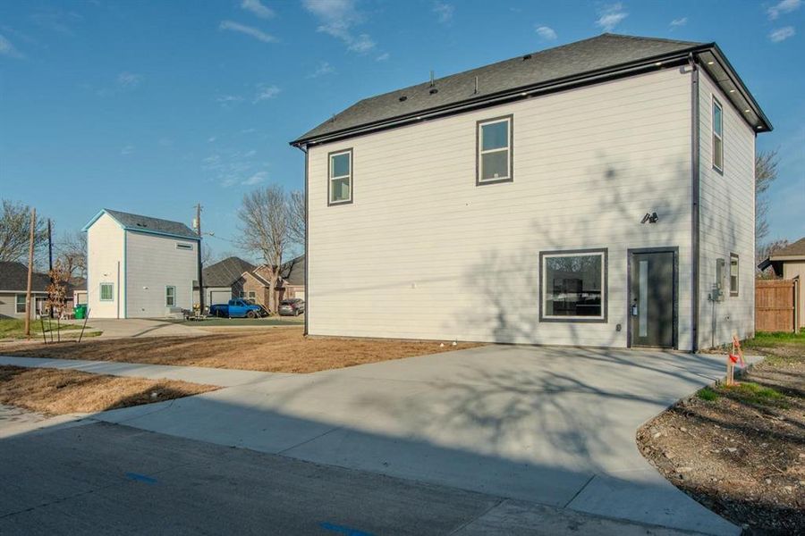 Exterior details and patio area of a home in , Waxahachie (Image 3).