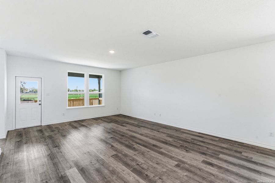 Spacious, unfurnished interior of a new home in Horizon Ridge, San Antonio (Image 19).