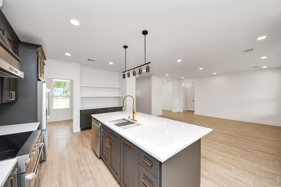 Furnished interior view inside a new home in , Rosharon (Image 14).