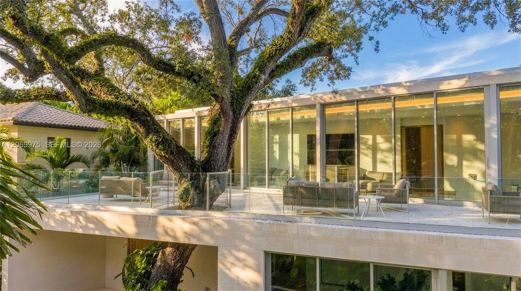 Exterior details and patio area of a home in , Miami (Image 27).