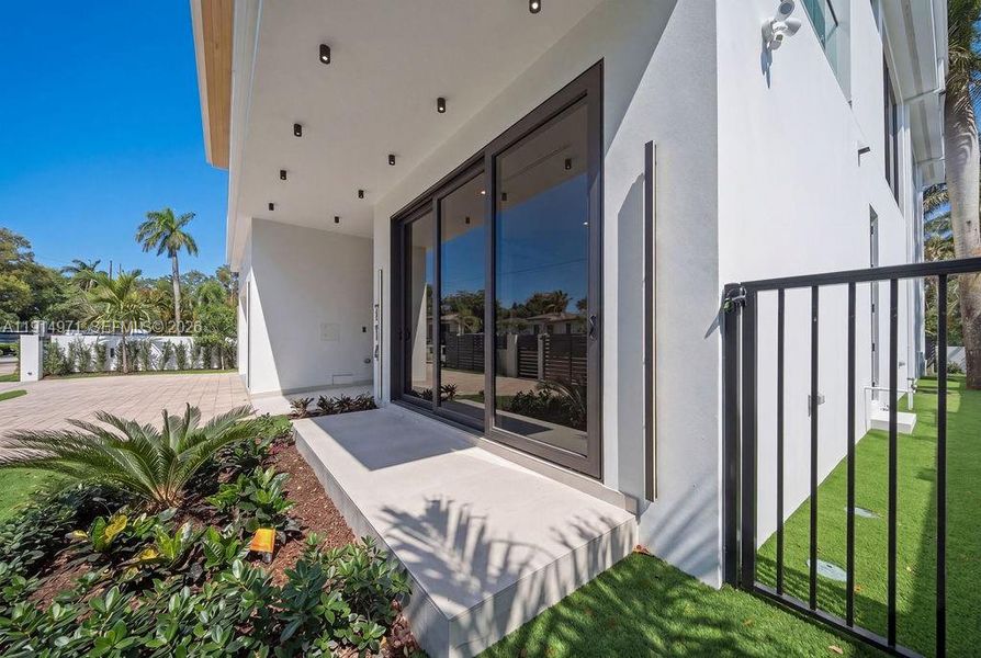 Exterior details and patio area of a home in , Fort Lauderdale (Image 29).