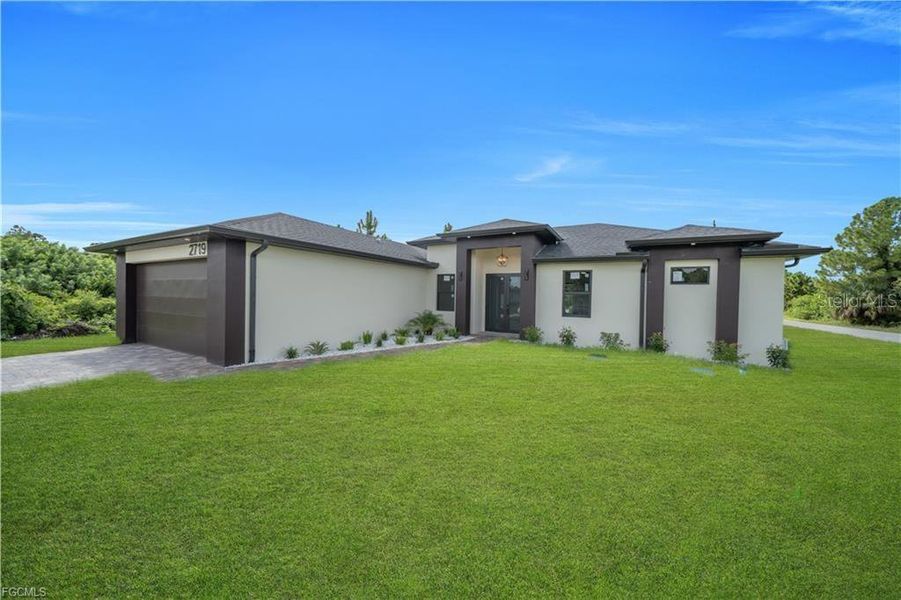 Exterior details and patio area of a home in , Lehigh Acres (Image 4).