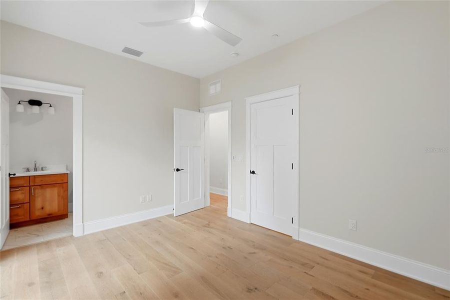 Spacious, unfurnished interior of a new home in , St. Petersburg (Image 25).