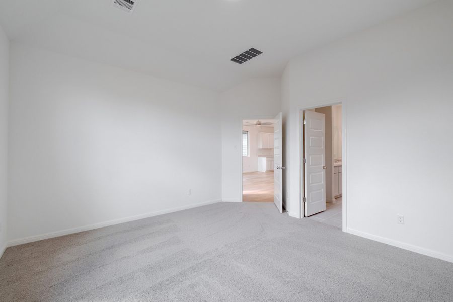 Spacious, unfurnished interior of a new home in Trinity Ranch, Elgin (Image 21).