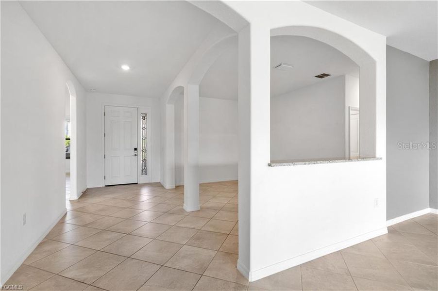 Spacious, unfurnished interior of a new home in , Fort Myers (Image 31).