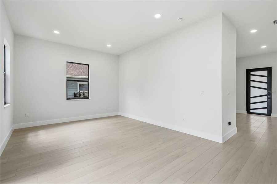 Spacious, unfurnished interior of a new home in , Tampa (Image 22).