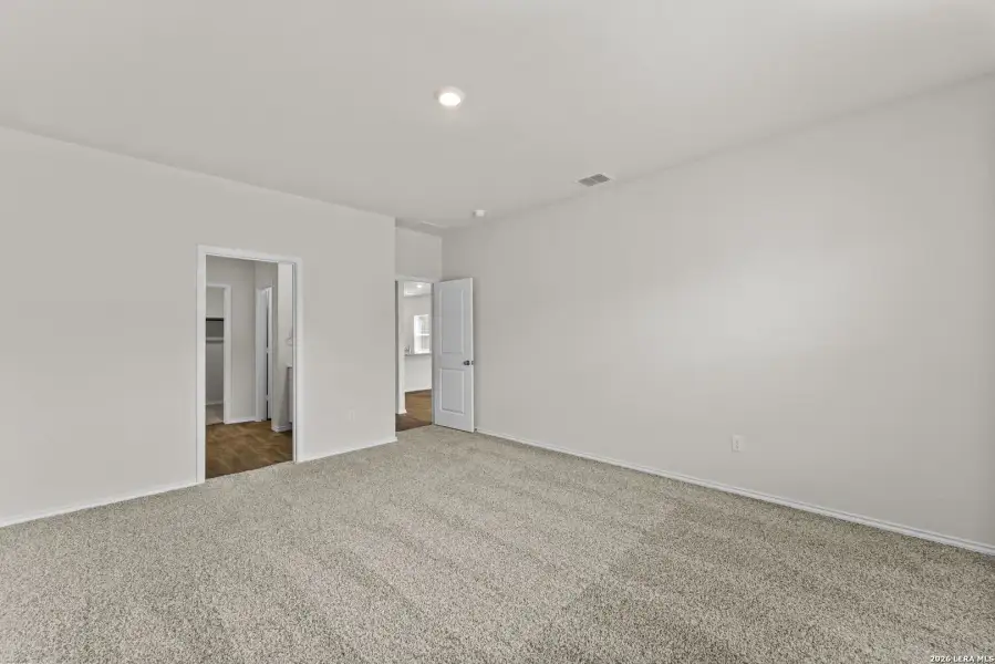 Spacious, unfurnished interior of a new home in Laurel Vistas, San Antonio (Image 35).