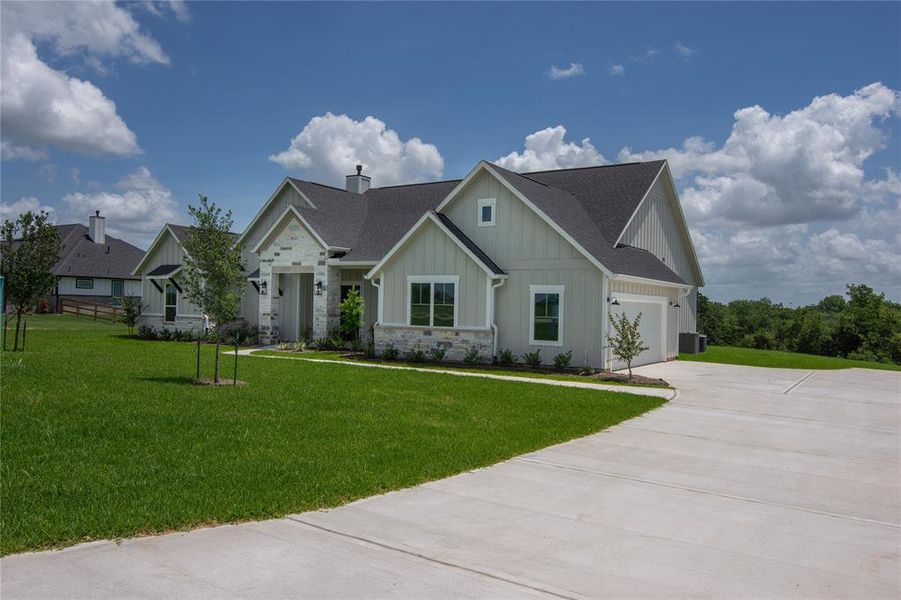Long driveway with plenty of space for parking Long driveway with plenty of space for parking