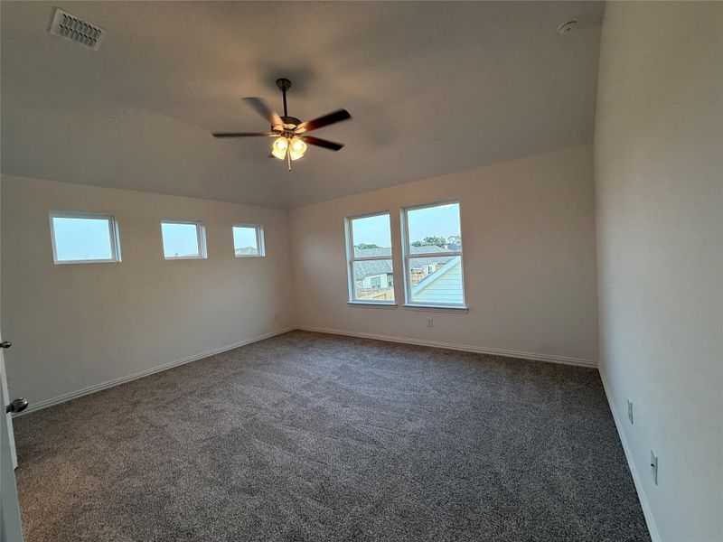 Spacious, unfurnished interior of a new home in Ellis Cove, Seabrook (Image 9).