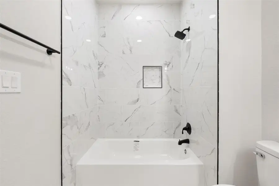 Please note: Photos shown are not of the actual homes but are of the same floorplan. Finishes and features may vary. Please note: Photos shown are not of the actual homes but are of the same floorplan. Finishes and features may vary.