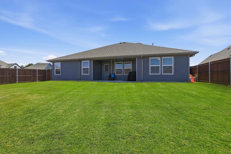Exterior details and patio area of a home in Sandstone Estates, Granbury (Image 4).