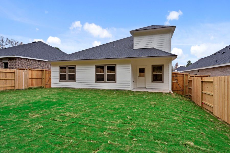 Exterior details and patio area of a home in Westridge Cove 50', Conroe (Image 20).
