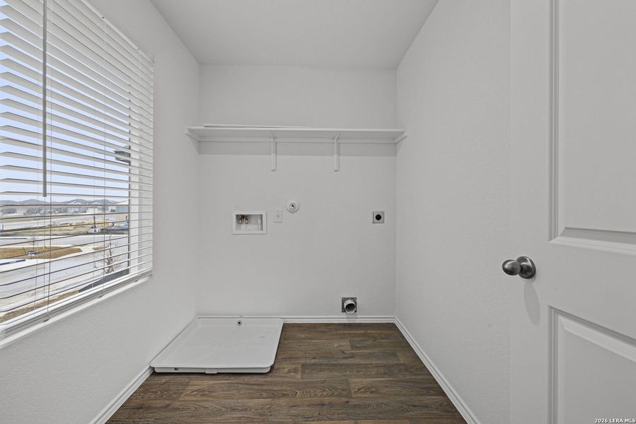 Spacious, unfurnished interior of a new home in Avenida, Converse (Image 14).