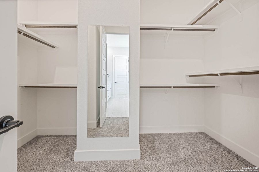 Spacious, unfurnished interior of a new home in Potranco West, Castroville (Image 7).