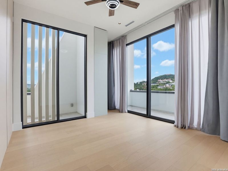 Spacious, unfurnished interior of a new home in , San Antonio (Image 25).