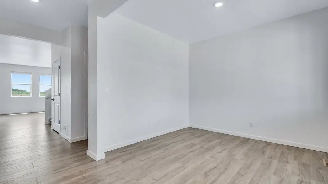 Spacious, unfurnished interior of a new home in Vista Meadows, Fort Lupton (Image 16).