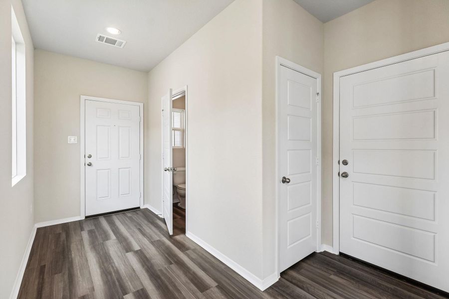 Spacious, unfurnished interior of a new home in Hymeadow, San Marcos (Image 13). Spacious, unfurnished interior of a new home in Hymeadow, San Marcos (Image 13).