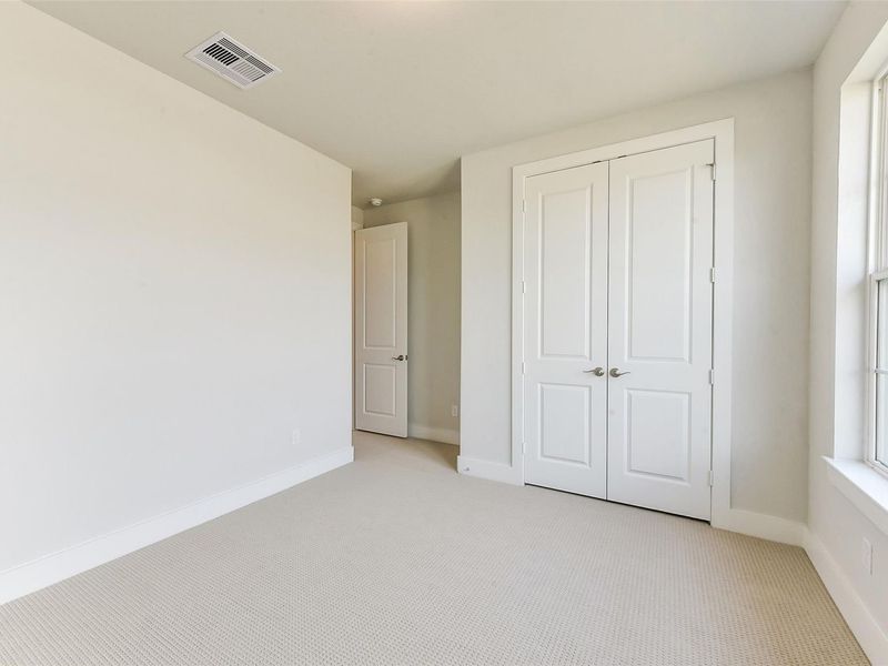 Spacious, unfurnished interior of a new home in Lago Mar, Texas City (Image 25).