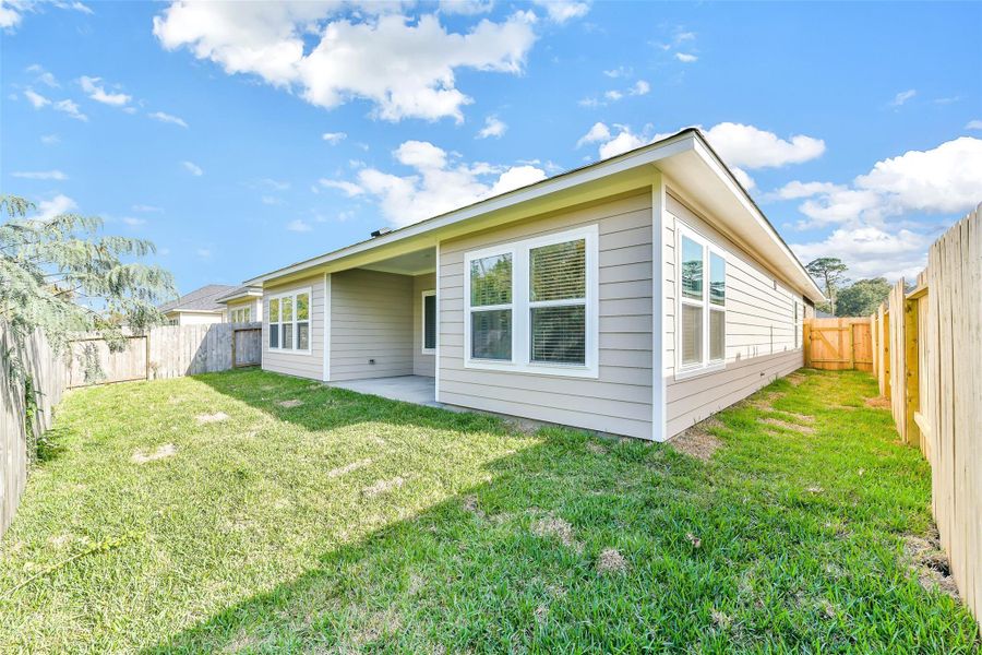 Exterior details and patio area of a home in King Oaks Village, Baytown (Image 19).