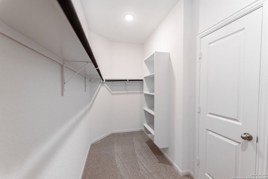 Spacious, unfurnished interior of a new home in Hunter's Ranch, San Antonio (Image 13).